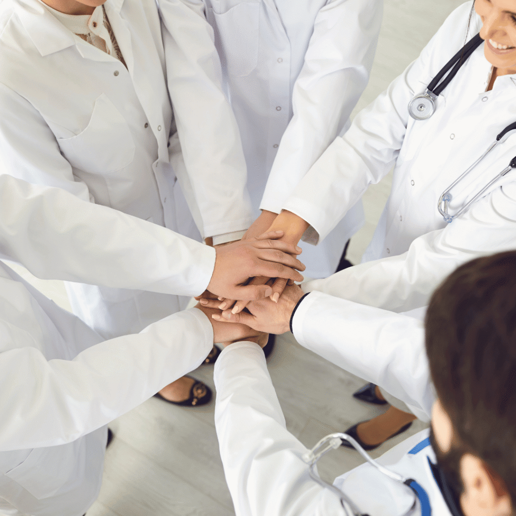 estetik cerrahisi yapan doktorların bulunduğu bir fotoğraf